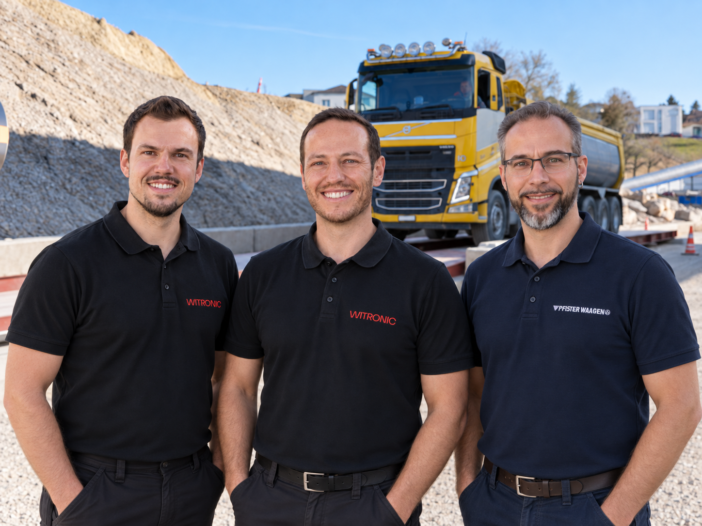 Gemeinsam für Schweizer Wägetechnik: Andreas Kistler und Raphael Kunz, Witronic AG, mit Samuel Keller, Country Manager Pfister Waagen AG.
